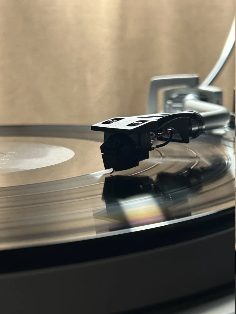 Механика считывания виниловой пластинки - игла в канавке