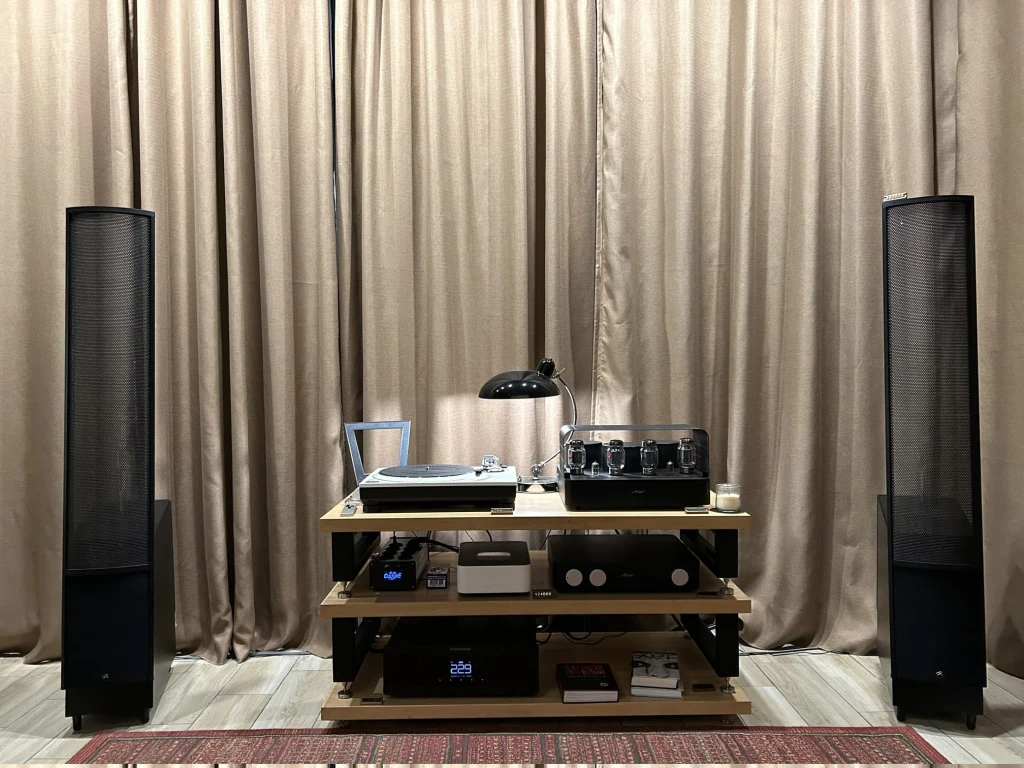 Проигрыватель с колонками в интерьере