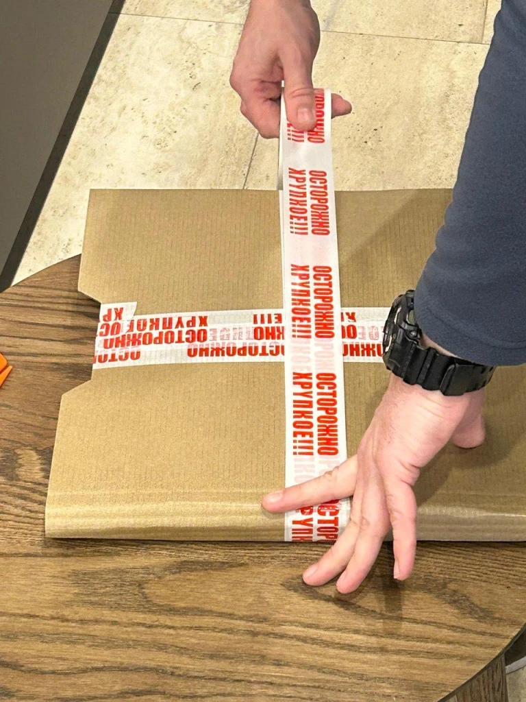 Шаг 8: заклеиваем скотчем ОСТОРОЖНО ХРУПКОЕ