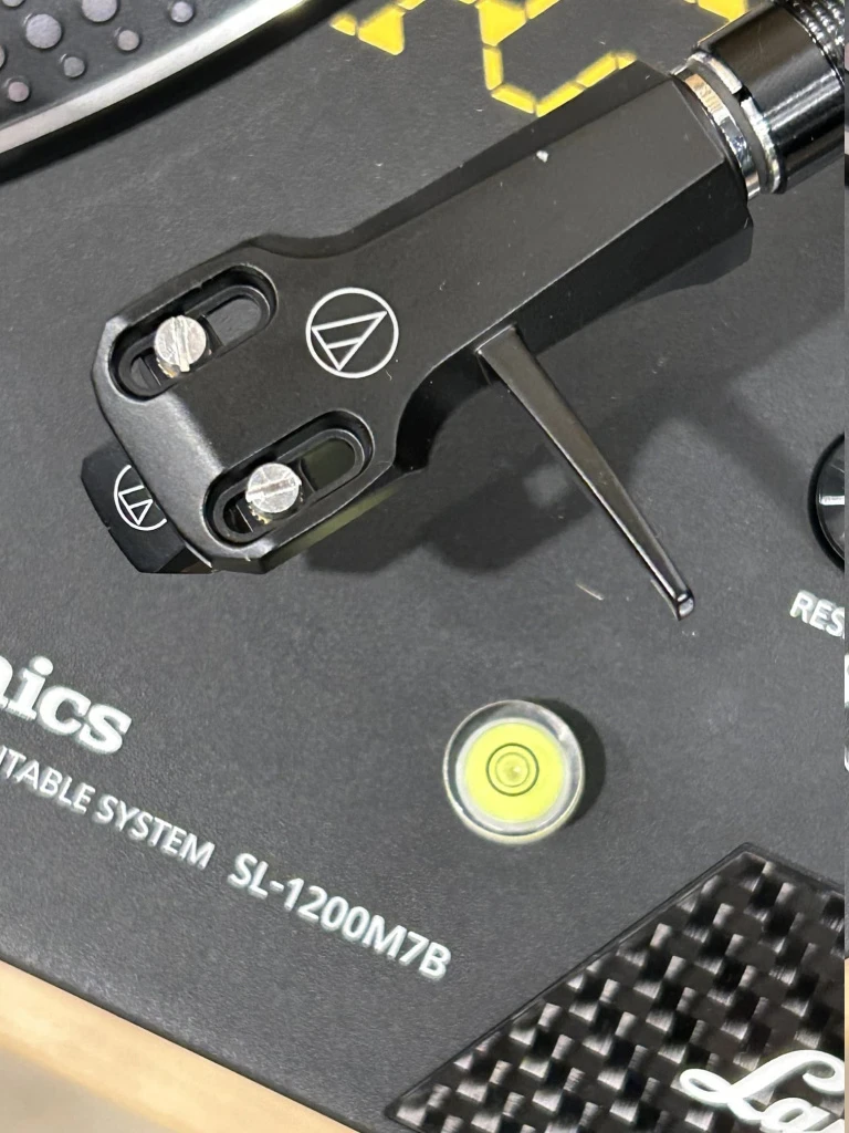 Проигрыватель выставлен по уровню - первый шаг настройки антискейтинга