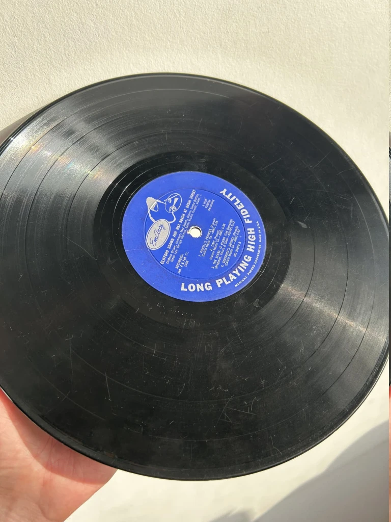 Потертая виниловая пластинка с видимыми следами износа - пример состояния VG