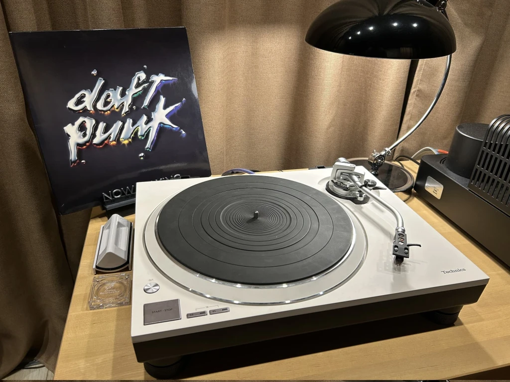 Виниловый проигрыватель крупным планом