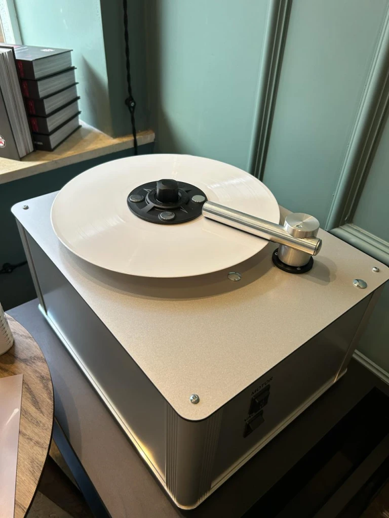 Процесс мойки виниловой пластинки специальной щёткой