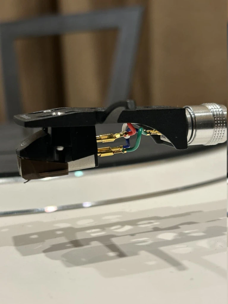 Головка звукоснимателя винилового проигрывателя крупным планом