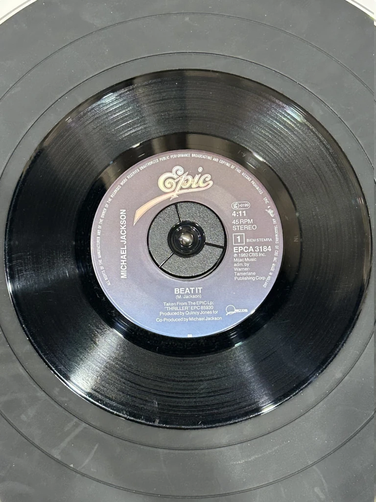 Семидюймовая виниловая пластинка - сингл с крупным центральным отверстием